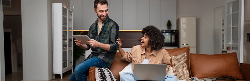 coppia felice a casa mentre sottoscrive il contratto per la connessione in fibra ottica con Enel